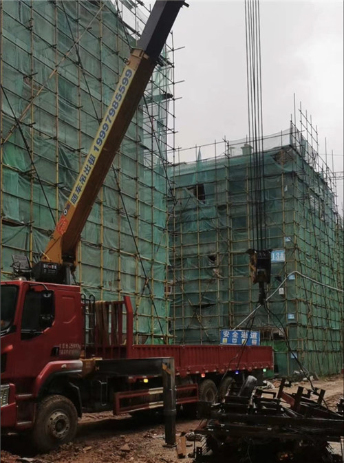 琼中县“慢工细活”—— 吊车的 “微动控制” 技术